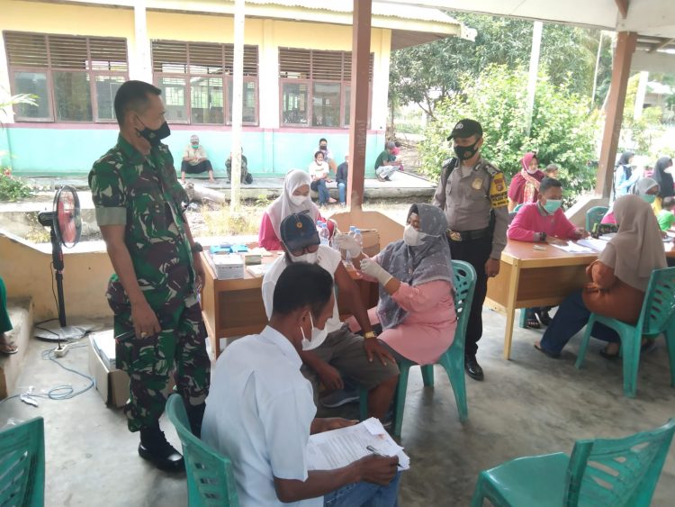 Vaksinasi di Desa Bagan Limau, Polsek Ukui dan Puskesmas Prioritaskan Lansia