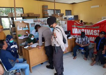 Bantu Percepatan Vaksinasi, Polsek Teluk Meranti Kerahkan Personil Lakukan Monitoring