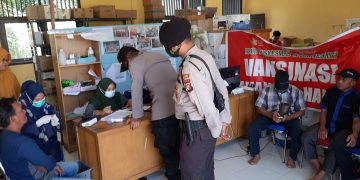 Bantu Percepatan Vaksinasi, Polsek Teluk Meranti Kerahkan Personil Lakukan Monitoring