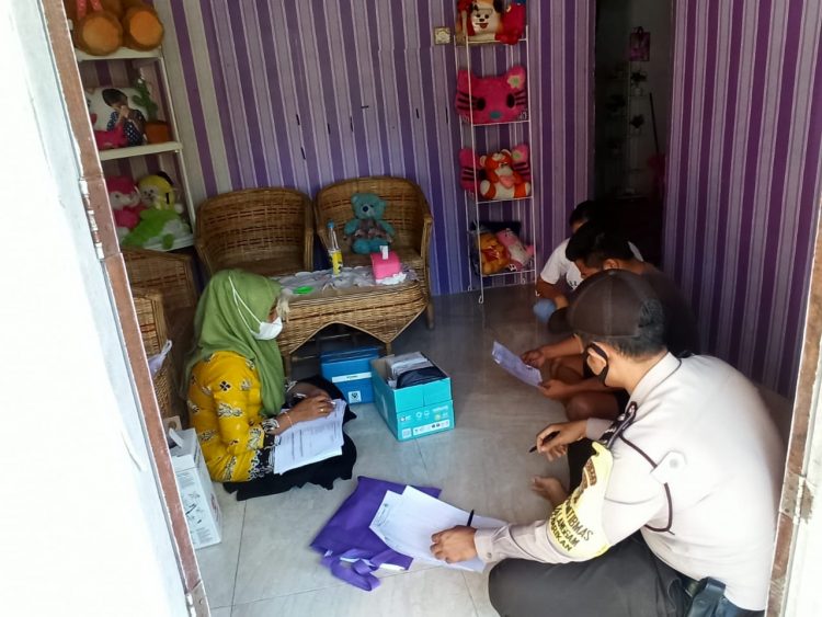 Secara Door to Door, Polsek Langgam Bantu Percepatan Vaksinasi Lansia