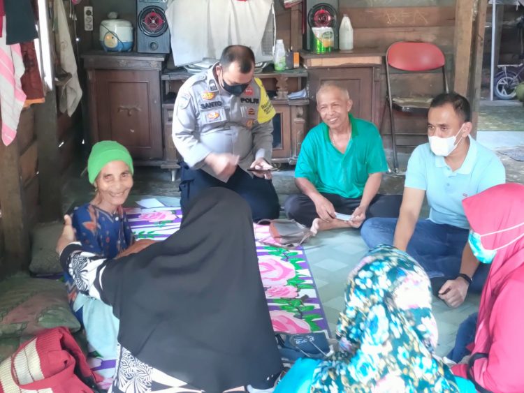 Percepatan Vaksinasi, Polsek Bandar Sei Kijang Lakukan Door to Door