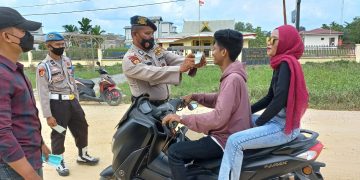 Polisi Bagikan Masker Gratis di Depan Mapolsek Teluk Meranti Pelalawan
