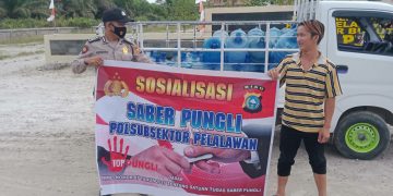 Bentangkan Spanduk, Polsubsektor Pelalawan Sosialisasikan Saber Pungli Kepada Pengguna Jalan