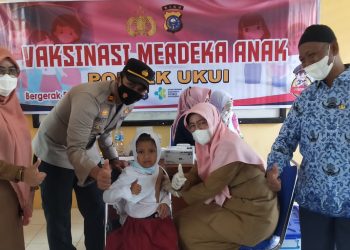 Kapolsek Ukui Tinjau Pelaksanaan Vaksinasi Merdeka Anak di SDN 009 Desa Air Emas dan SDN 011 Desa Bukit Gajah