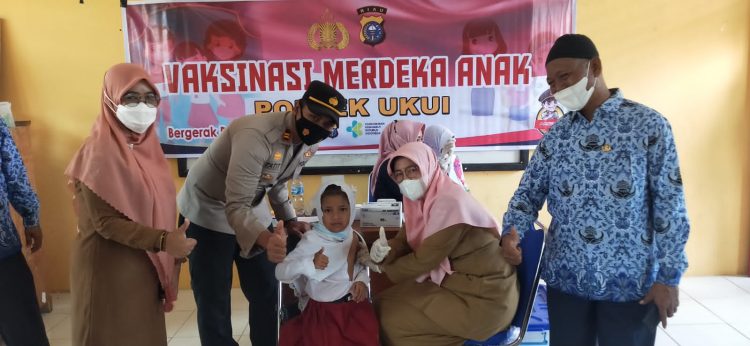 Kapolsek Ukui Tinjau Pelaksanaan Vaksinasi Merdeka Anak di SDN 009 Desa Air Emas dan SDN 011 Desa Bukit Gajah