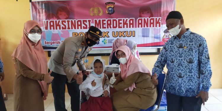 Kapolsek Ukui Tinjau Pelaksanaan Vaksinasi Merdeka Anak di SDN 009 Desa Air Emas dan SDN 011 Desa Bukit Gajah