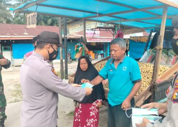 Tekan Penyebaran Covid-19, Polsek Pangkalan Kerinci Bagikan Masker Kepada Masyarakat