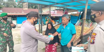 Tekan Penyebaran Covid-19, Polsek Pangkalan Kerinci Bagikan Masker Kepada Masyarakat