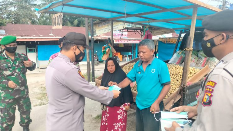 Tekan Penyebaran Covid-19, Polsek Pangkalan Kerinci Bagikan Masker Kepada Masyarakat