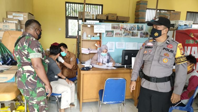 Polsek Teluk Meranti Tak Kenal Lelah Terus Monitoring Vaksinasi