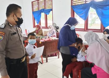 Polsek Ukui dan Puskesmas Gelar Vaksinasi Anak di SDN 007 Desa Kampung Baru