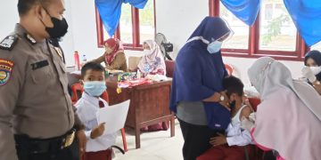 Polsek Ukui dan Puskesmas Gelar Vaksinasi Anak di SDN 007 Desa Kampung Baru