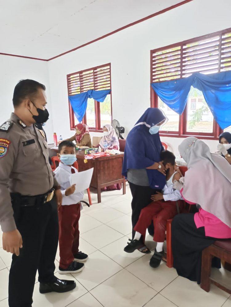Polsek Ukui dan Puskesmas Gelar Vaksinasi Anak di SDN 007 Desa Kampung Baru