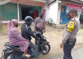 Sambangi Pengguna Jalan, Patroli Polsek Kerumutan Himbau Warga Patuhi Prokes