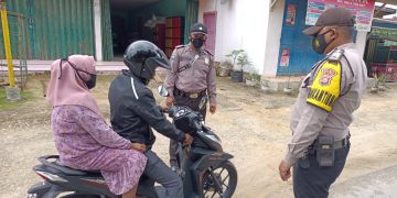 Sambangi Pengguna Jalan, Patroli Polsek Kerumutan Himbau Warga Patuhi Prokes