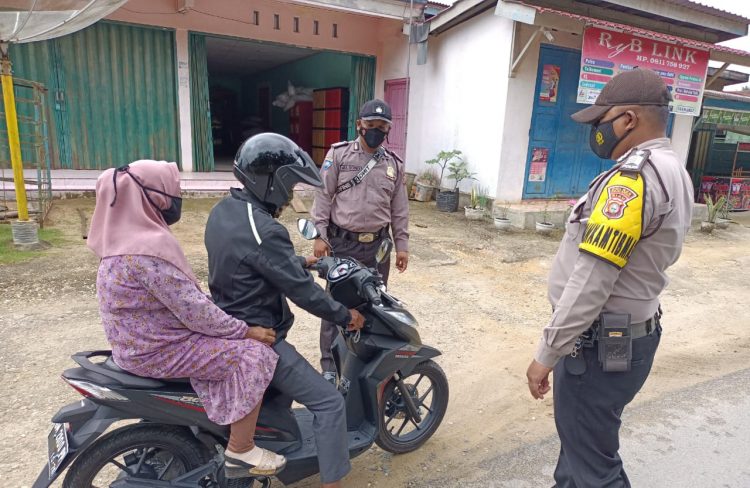 Sambangi Pengguna Jalan, Patroli Polsek Kerumutan Himbau Warga Patuhi Prokes