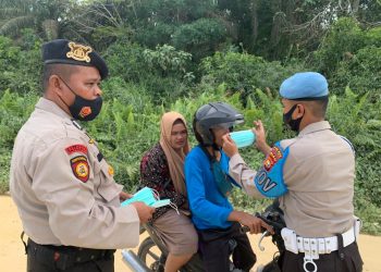 Dorong Masyarakat Disiplin Prokes, Polsek Teluk Meranti Bagikan Masker