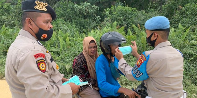 Dorong Masyarakat Disiplin Prokes, Polsek Teluk Meranti Bagikan Masker