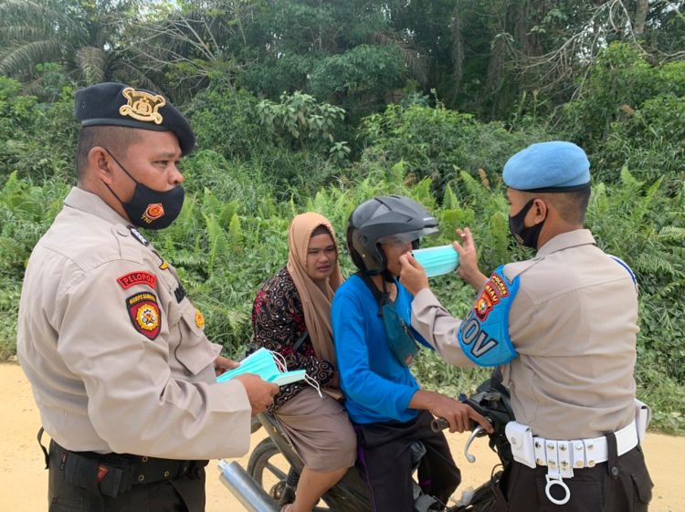 Dorong Masyarakat Disiplin Prokes, Polsek Teluk Meranti Bagikan Masker