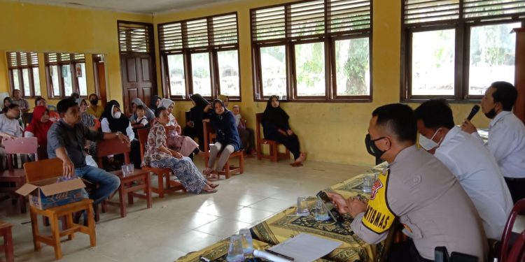 Polsek Kerumutan Sosialisasikan Vaksinasi Covid-19 untuk Anak SD Kepada  Pihak Sekolah