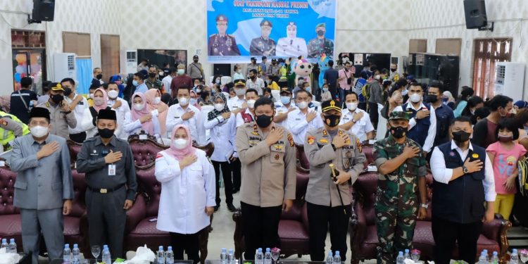 Wakapolda Riau Tinjau Pelaksanaan Vaksinasi Massal di Bengkalis