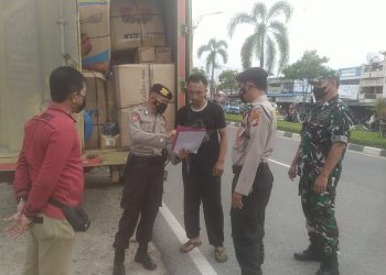 Polsek Pangkalan Kerinci Imbau Seluruh Masyarakat di Jalan Lintas Timur Terapkan Prokes