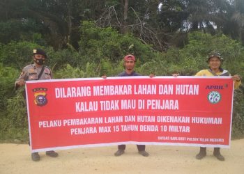 Gunakan Spanduk, Polsek Teluk Meranti Sosialisasi Soal Karhutla