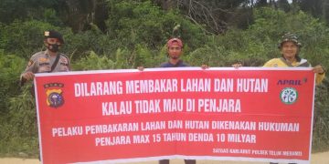 Gunakan Spanduk, Polsek Teluk Meranti Sosialisasi Soal Karhutla