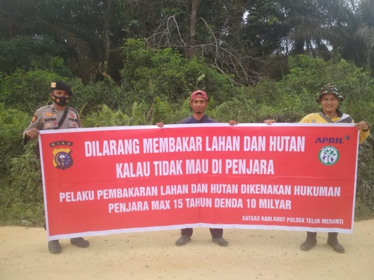 Gunakan Spanduk, Polsek Teluk Meranti Sosialisasi Soal Karhutla