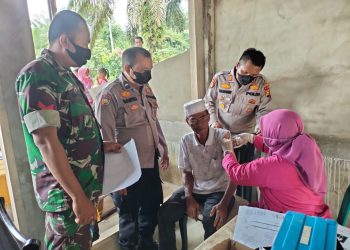 Kapolsek Bandar Sei Kijang Tinjau Vaksinasi di Desa Kiab Jaya
