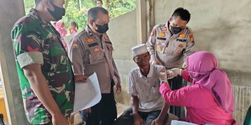 Kapolsek Bandar Sei Kijang Tinjau Vaksinasi di Desa Kiab Jaya