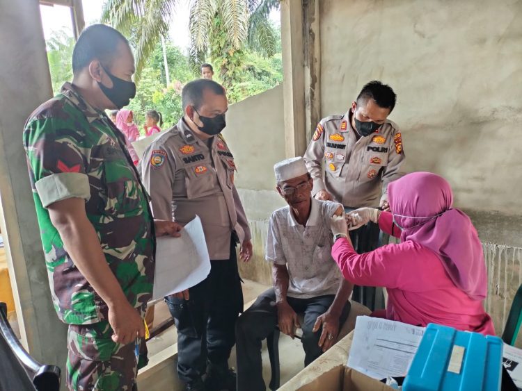 Kapolsek Bandar Sei Kijang Tinjau Vaksinasi di Desa Kiab Jaya