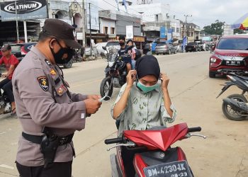 Polsek Ukui Bagikan Makser dan Imbau  Masyarakat Tetap Disiplin Prokes