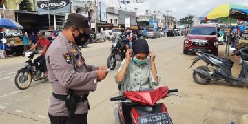 Polsek Ukui Bagikan Makser dan Imbau  Masyarakat Tetap Disiplin Prokes