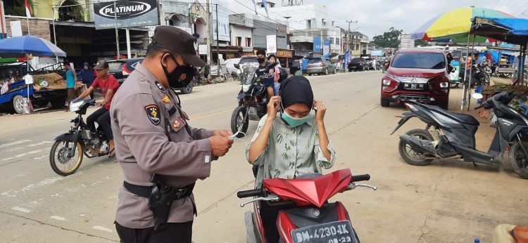 Polsek Ukui Bagikan Makser dan Imbau  Masyarakat Tetap Disiplin Prokes
