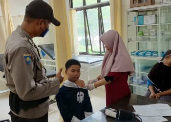 Rutin, Bhabinkamtibmas Polsek Kerumutan Kawal Vaksinasi