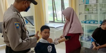 Rutin, Bhabinkamtibmas Polsek Kerumutan Kawal Vaksinasi