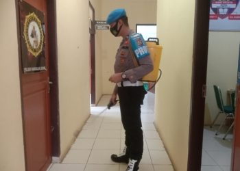 Personel Polisi Semprot Lingkungan Mapolsek Pangkalan Lesung