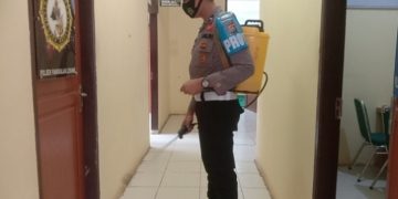 Personel Polisi Semprot Lingkungan Mapolsek Pangkalan Lesung