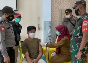 Dukung Program Avatar Polres Pelalawan, Polsek Ukui Blusukan ke Pasar Tradisional Ajak Masyarakat Vaksinasi