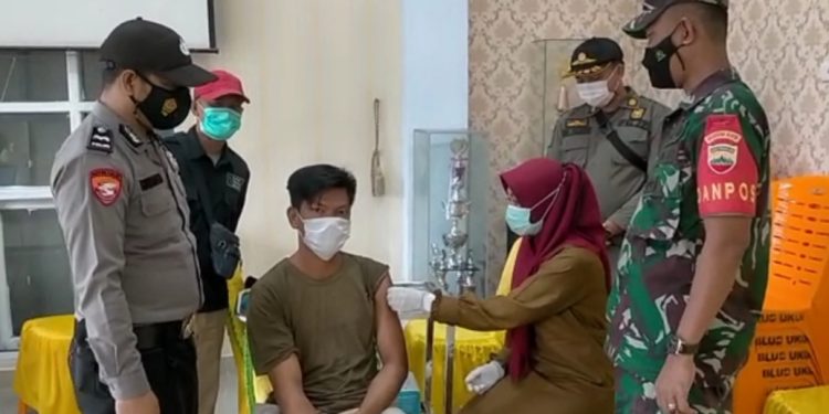 Dukung Program Avatar Polres Pelalawan, Polsek Ukui Blusukan ke Pasar Tradisional Ajak Masyarakat Vaksinasi