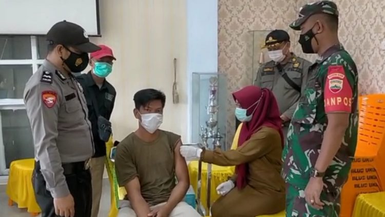 Dukung Program Avatar Polres Pelalawan, Polsek Ukui Blusukan ke Pasar Tradisional Ajak Masyarakat Vaksinasi