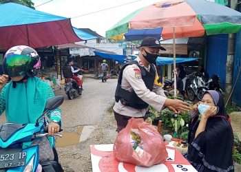 Dorong Disiplin Prokes Masyarakat, Personil Polsek Ukui Lakukan Giat Ini
