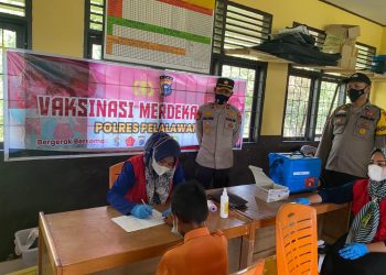 Polsek Pangkalan Kerinci dan Nakes Adakan Vaksinasi Anak Usia 6-12 Tahun di SDN 002 Desa Kuala Terusan