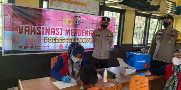 Polsek Pangkalan Kerinci dan Nakes Adakan Vaksinasi Anak Usia 6-12 Tahun di SDN 002 Desa Kuala Terusan
