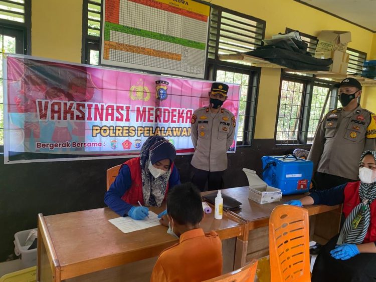 Polsek Pangkalan Kerinci dan Nakes Adakan Vaksinasi Anak Usia 6-12 Tahun di SDN 002 Desa Kuala Terusan