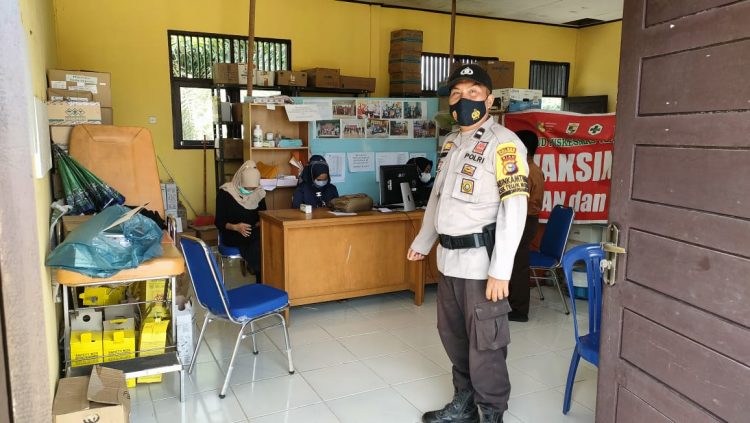 Polsek Teluk Meranti Tak Kenal Lelah Terus Monitoring Vaksinasi