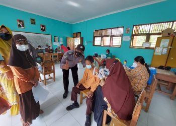 Sambangi Sejumlah Sekolah Dasar, Polsek Ukui dan Nakes Maksimalkan Vaksinasi Anak 6-11 Tahun