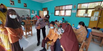 Sambangi Sejumlah Sekolah Dasar, Polsek Ukui dan Nakes Maksimalkan Vaksinasi Anak 6-11 Tahun