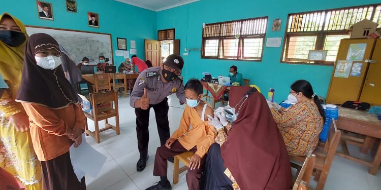 Sambangi Sejumlah Sekolah Dasar, Polsek Ukui dan Nakes Maksimalkan Vaksinasi Anak 6-11 Tahun
